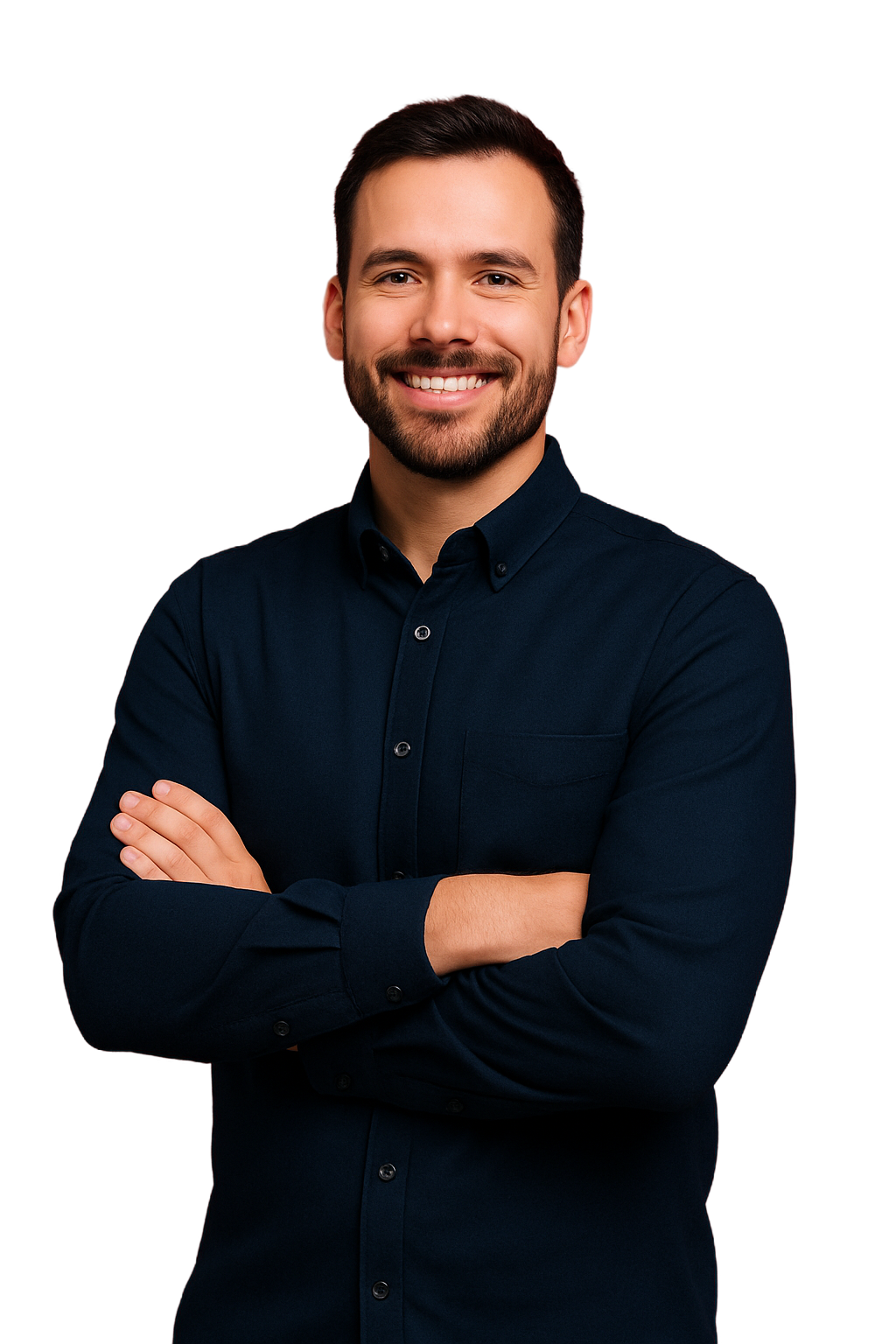 Homem sorrindo de braços cruzados